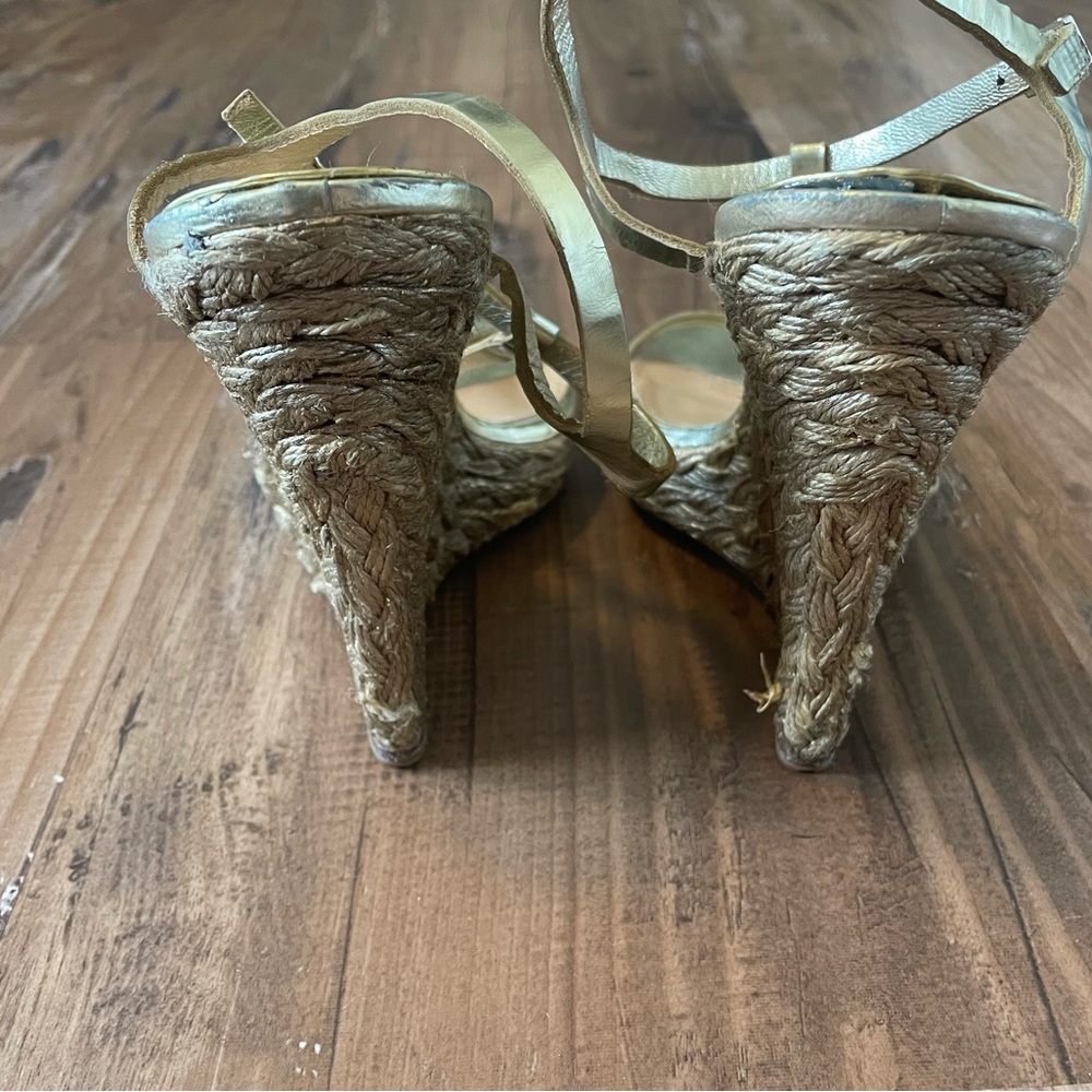 Badgley Mischka 7.5 Gold T-Strap Sling-Back Buckle Jute Wedges Heels - Picture 6 of 9